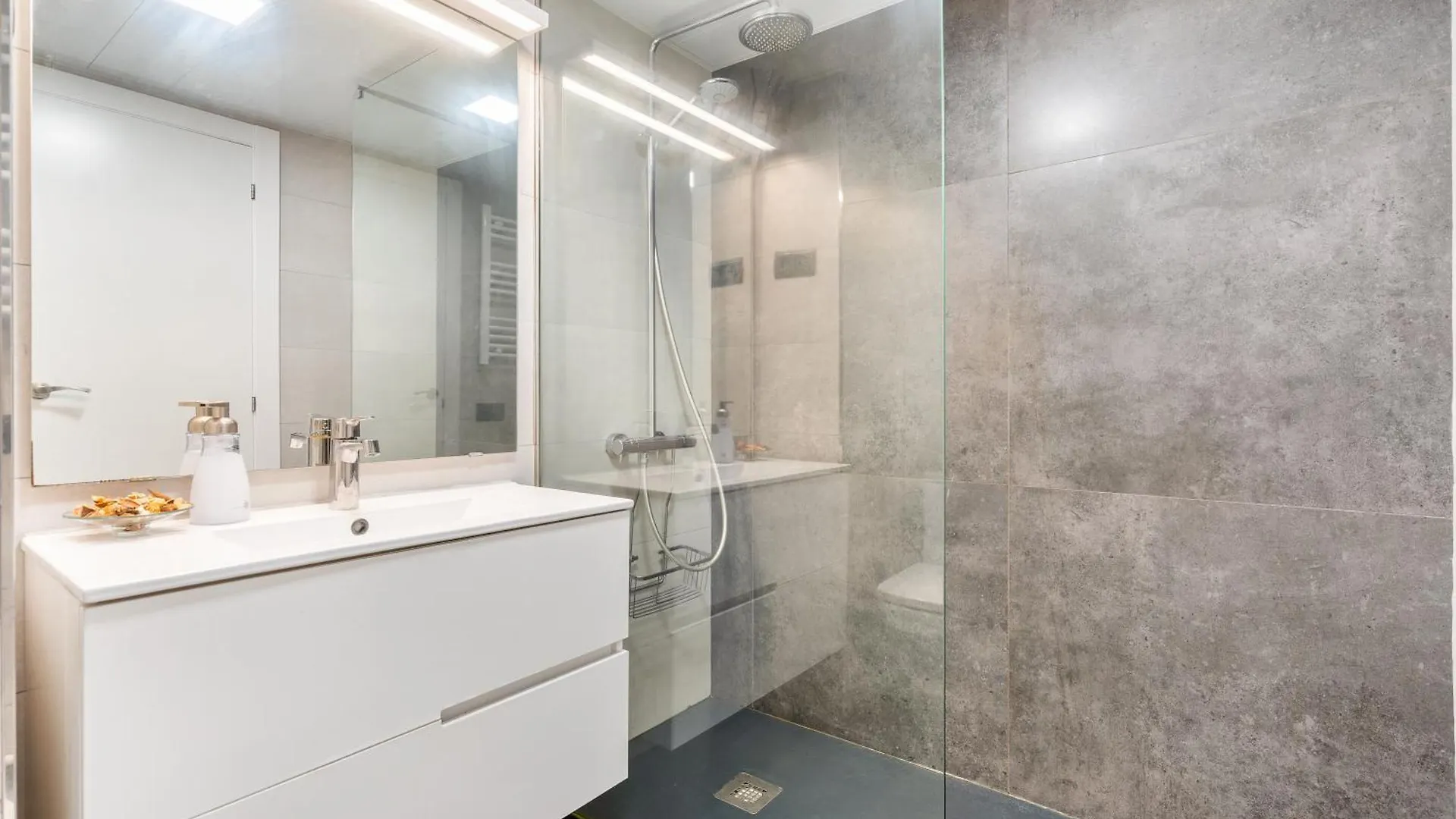 Your Home In Barcelona Office & Gym & Parking Free Apartment
